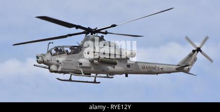Ein U.S. Marine Corps AH-1Z Viper Kampfhubschrauber fliegen bei WAB Yuma. Dieses AH-1Z Viper gehört zu den VMX-1 Squadron. Stockfoto