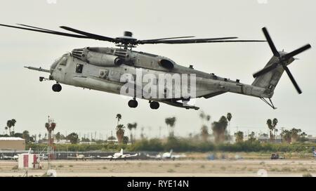 Eine Marine Corps Sikorsky CH-53E Super Stallion Landing at MCAS Yuma. Stockfoto