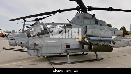 Ein U.S. Marine Corps AH-1Z Viper Kampfhubschrauber an MCAS Yuma. Dieses AH-1Z Viper gehört zu den VMX-1 Squadron. Stockfoto