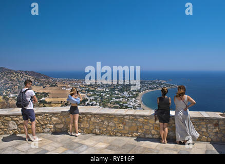 Panoramablick auf magazia-Molos der beliebteste Erholungsort und Strand in der Nähe von Chora die Hauptsiedlung und Hauptstadt der Insel Skyros, in Sporaden Stockfoto