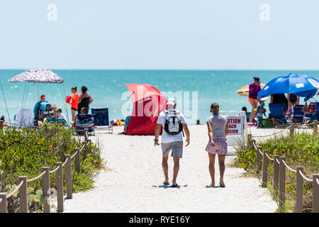 Sanibel Island, USA - 29. April 2018: Bowman's Beach mit Paar auf sandigen Trail Pfad Gehweg, Zaun, viele Menschen und Strand erosion Zeichen Stockfoto