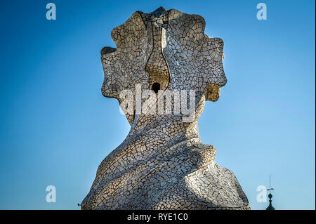 Auf dem Dach der Casa Mila von Antoni Gaudi in Barcelona. Stockfoto