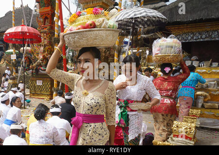 Bali Indonesien Apr 4, 2016: Balinesische Frau in traditioneller Tracht an Meprani Zeremonie an tample in Batur. Meprani ist einer der hinduistischen Zeremonie Stockfoto