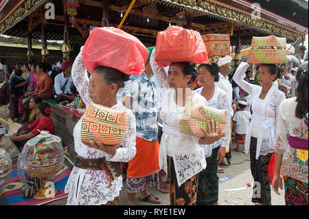 Bali Indonesien Apr 4, 2016: Balinesische Frau, die während der Preisverleihung in Meprani Batur. Meprani ist einer der hinduistischen Zeremonie in Insel Bali In Stockfoto