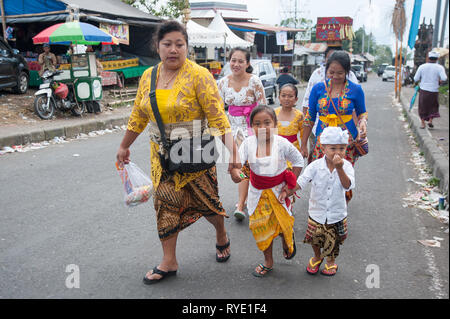 Bali Indonesien Apr 4, 2016: Balinesische Familie in der traditionellen Tracht an Meprani Zeremonie an tample in Batur. Meprani ist einer der hinduistischen ceremon Stockfoto