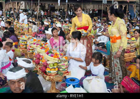 Bali Indonesien Apr 4, 2016: Balinesische Frau in traditioneller Tracht an Meprani Zeremonie an tample in Batur. Meprani ist einer der hinduistischen Zeremonie Stockfoto