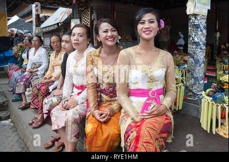 Bali Indonesien Apr 4, 2016: Balinesische Frau in traditioneller Tracht an Meprani Zeremonie an tample in Batur. Meprani ist einer der hinduistischen Zeremonie Stockfoto