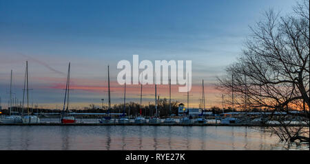 Segelboote angedockt am Ende des Tages am See Hefner in Oklahoma City Stockfoto