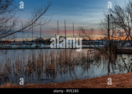 Segelboote angedockt am Ende des Tages am See Hefner in Oklahoma City Stockfoto