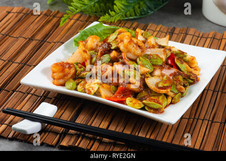 Petai, bittere Bohnen mit Garnelen, sambal und Chili Stockfoto