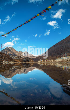 Der schöne See und seine Reflexion an Sela Pass in Arunachal Pradesh Stockfoto