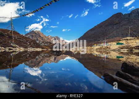 Der schöne See und seine Reflexion an Sela Pass in Arunachal Pradesh Stockfoto