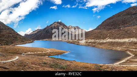 Der schöne See und seine Reflexion an Sela Pass in Arunachal Pradesh Stockfoto