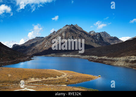 Der schöne See und seine Reflexion an Sela Pass in Arunachal Pradesh Stockfoto