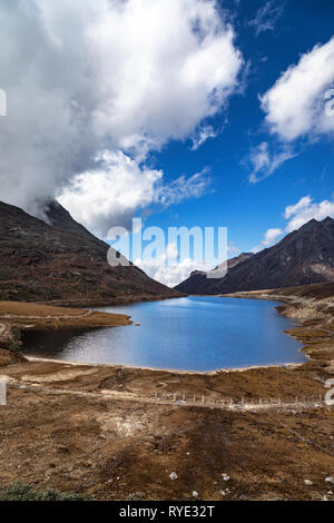 Der schöne See und seine Reflexion an Sela Pass in Arunachal Pradesh Stockfoto