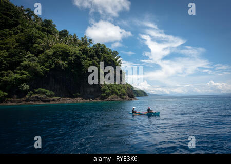 Fischer mit konischen Hut in kleinen Boot, Padre Burgos Hügel - Leyte, Philippinen Stockfoto