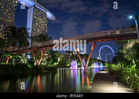 Gardens by the Bay Wanderweg und Dragonfly Brücke, mit Marina Bay Sands - Singapur Stockfoto