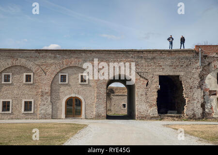 Kroatien, März 2019 - Zwei Männer beobachten, die Festung von Slavonski Brod (18. Jahrhundert) Stockfoto