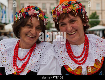 Zwei polnische Frauen in traditionellen Kostümen und Perlen headresses sind folkloristische Tänzer auf einem Festival in Krakau, Polen durchführen Stockfoto