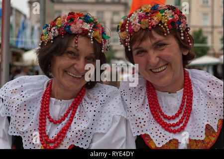 Zwei polnische Frauen in traditionellen Kostümen und Perlen headresses sind folkloristische Tänzer auf einem Festival in Krakau, Polen durchführen Stockfoto