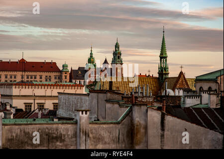 Den Sonnenuntergang von einem Stadtbild, das die Skyline von Krakau, Polen mit seinen Kirchen und Türme an einem sommerlichen Abend Stockfoto