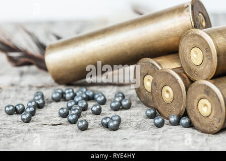 Vintage brass Jagd Patronen und große Leitung Schuß auf einem alten hölzernen Hintergrund close-up Stockfoto
