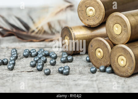 Vintage brass Jagd Patronen und große Leitung Schuß auf einem alten hölzernen Hintergrund close-up Stockfoto