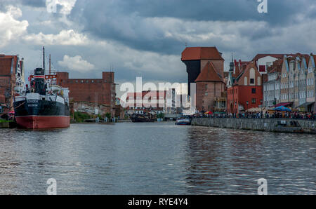 Boote auf dem motlawa Fluss, der durch das Zentrum von Danzig, alten polnischen Stadt Pässe Stockfoto