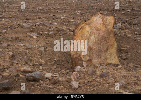 Großen Stein von einer hellen Farbe an der Küste mit vielen kleinen Steinen. Boden an der Küste des Mittelmeers, im Norden von Kreta, Griechenland. Stockfoto