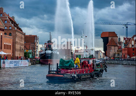 Feuerlöschboot Demonstration mit Löschschläuchen und sprayje auf dem motlawa Fluss, der durch das Zentrum von Danzig, alten polnischen Stadt Pässe Stockfoto