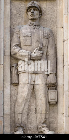 Flachrelief eines symbolischen Railroad worker oder Zugbegleiter in den Sozialistischen Realismus künstlerischen Stil in der Nähe des Platz der Verfassung von Warschau, Polen. Stockfoto