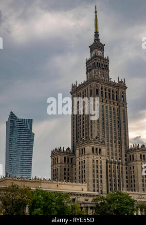 Der Palast der Kultur oder 'Palac Kultury" in der Innenstadt von Warschau, Polen, ein Beispiel für den Sozialistischen Realismus architektonischen Stil Stockfoto