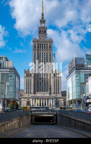 Der Palast der Kultur oder 'Palac Kultury" in der Innenstadt von Warschau, Polen, ein Beispiel für den Sozialistischen Realismus architektonischen Stil Stockfoto