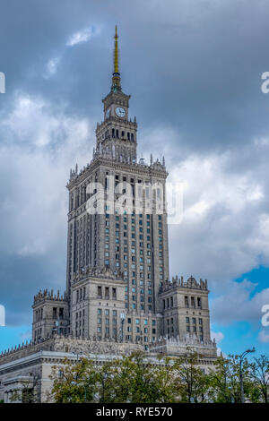 Der Palast der Kultur oder 'Palac Kultury" in der Innenstadt von Warschau, Polen, ein Beispiel für den Sozialistischen Realismus architektonischen Stil Stockfoto