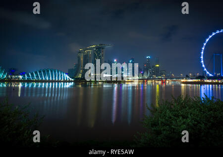 Singapur Skyline bei Nacht, Langzeitbelichtung, vom Hotelgarten, die die Bucht Ost