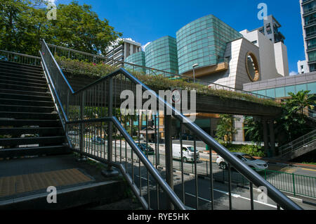 Gehweg Treppen und Balestier Überführung im Shaw Theatre - Singapur Stockfoto