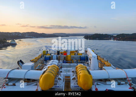 Rückblickend auf die stern Decks einer seismischen Schiff, wie es seinen Weg durch die Fjorde und Wasserstraßen und in Bergen, Norwegen macht Stockfoto