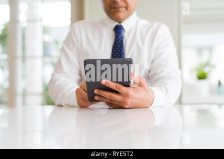 Nahaufnahme des mittleren Alters mit Tablet Mann Stockfoto