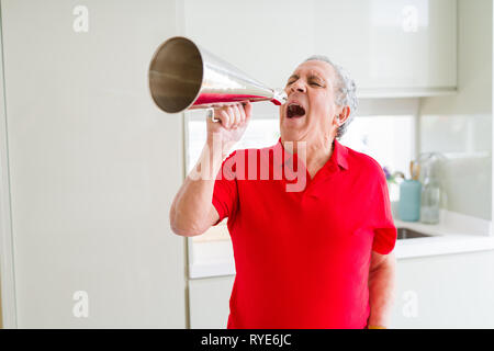 Älterer Mann shouthing durch vintage Metall Megaphon aufgeregt Stockfoto