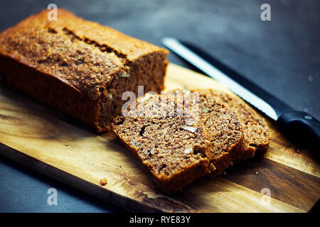 Frische hausgemachte Bananenbrot mit Muttern und Termine Stockfoto