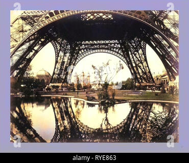 Ausstellung Gebäude und Gelände gesehen durch den unteren Teil der Eiffelturm, Paris Exposition, 1889, Frankreich Stockfoto