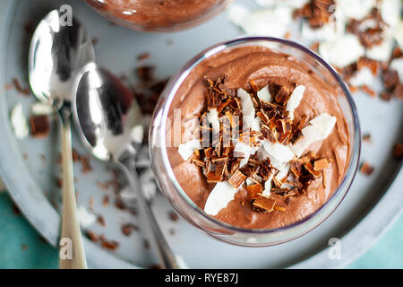 Hausgemachte vegan Schokoladenmousse mit Kokosmilch Stockfoto