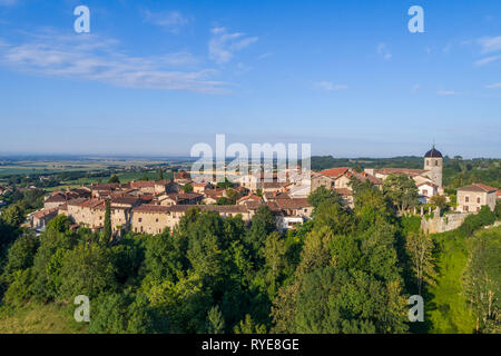 Frankreich, Ain, Perouges, mittelalterliche Stadt, mit der Bezeichnung les plus beaux villages de France (Schönste Dörfer Frankreichs), allgemeine Ansicht (Luftbild) / Stockfoto