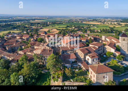 Frankreich, Ain, Perouges, mittelalterliche Stadt, mit der Bezeichnung les plus beaux villages de France (Schönste Dörfer Frankreichs), allgemeine Ansicht (Luftbild) / Stockfoto