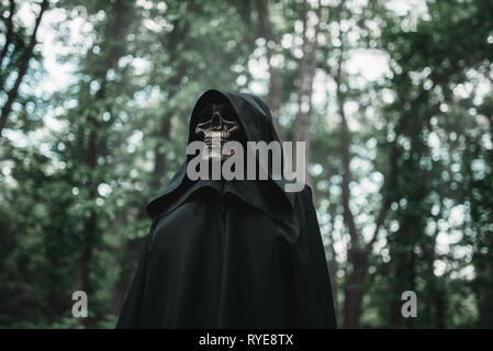 Tod in schwarz Hoodie im Wald Stockfoto