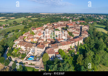 Frankreich, Ain, Perouges, mittelalterliche Stadt, mit der Bezeichnung les plus beaux villages de France (Schönste Dörfer Frankreichs), allgemeine Ansicht (Luftbild) / Stockfoto