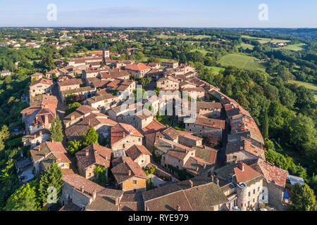 Frankreich, Ain, Perouges, mittelalterliche Stadt, mit der Bezeichnung les plus beaux villages de France (Schönste Dörfer Frankreichs), allgemeine Ansicht (Luftbild) / Stockfoto