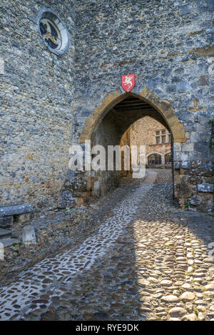 Frankreich, Ain, Perouges, mittelalterliche Stadt, mit der Bezeichnung les plus beaux villages de France (Schönste Dörfer Frankreichs), Porte d'en Haut (En Haut Stockfoto