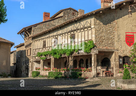 Frankreich, Ain, Perouges, mittelalterliche Stadt, mit der Bezeichnung les plus beaux villages de France (Schönste Dörfer Frankreichs), Place du Tiilleul oder d Stockfoto