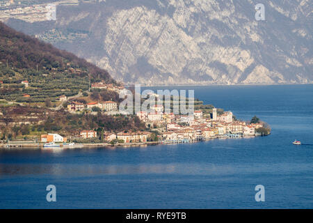 Das Dorf Carzano auf Monte Isola im Iseo See, Lombardei, Italien Stockfoto